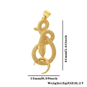 Vista macro de colgante de serpiente bañada en oro 18K de 41mm por 15mm