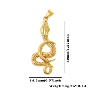 Vista detallada del colgante de serpiente chapado en oro 18K con medidas de 40mm y escalas
