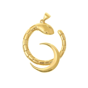 Detalle del colgante de serpiente y luna creciente bañada en oro de 18K con textura de escamas