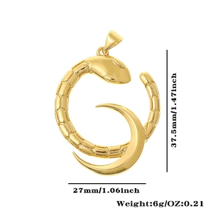 Dimensiones del colgante de serpiente y luna bañada en oro de 18K, con altura de 37,5 mm