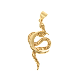 Detalle macro de un colgante de serpiente y luna creciente bañado en oro de 18 quilates