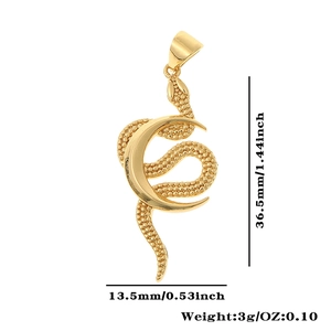 Detalle del colgante de serpiente y luna bañada en oro de 18K con medidas y peso exactos