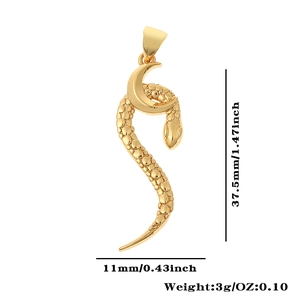 Detalle macro del colgante de serpiente y luna creciente chapado en oro 18K con textura