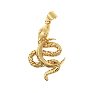 Vista macro del colgante de serpiente bañada en oro 18K con escamas y forma de S