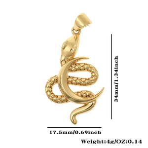 Dimensiones detalladas del colgante de serpiente y media luna dorada de 34mm con textura