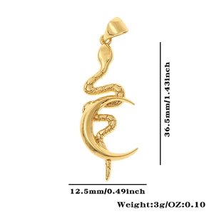 Detalle del colgante de serpiente y luna bañada en oro de 18K con medidas y peso exactos