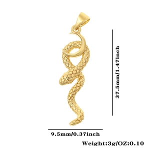Colgante de serpiente en oro de 18K con luna creciente y textura de escamas, 37,5 mm