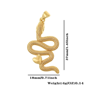 Detalle del colgante de serpiente chapado en oro 18K con superficie texturizada y corazón