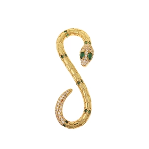 Detalle de colgante de serpiente bañada en oro 18K con circonitas y gemas verdes