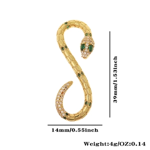 Detalle macro del colgante de serpiente chapado en oro con textura de escamas y circonas