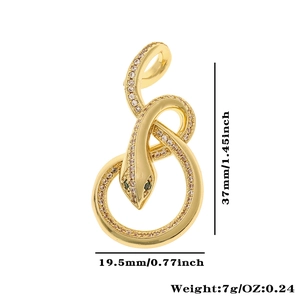 Detalle del colgante serpente 18K de 37mm con cristales blancos y ojos de piedras verdes