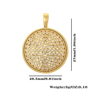 Dettaglio pendente circolare dorato con micro-pavé di zirconi e misure 27x20,5 mm