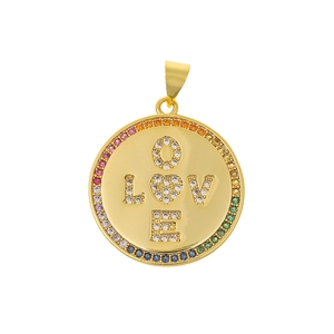 Dettaglio del ciondolo LOVE placcato oro con zirconi arcobaleno e cuore micro-incastonato