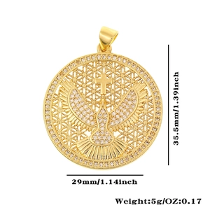 Vista dettagliata del ciondolo aquila dorata di 35,5mm x 29mm con zirconi cubici