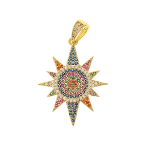Makroansicht des goldenen Sternanhängers mit bunten Zirkoniasteinen im Boho-Stil