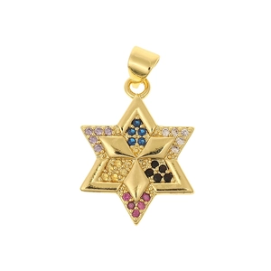 Detailansicht eines goldenen Hexagramm-Anhängers mit bunten Inlays auf weißem Grund