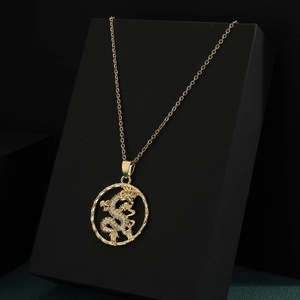 Collar con colgante de dragón dorado con circonitas blancas en soporte para joyas