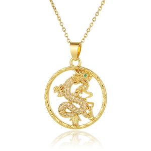 Detalle del colgante de dragón dorado con circonitas blancas y piedra verde ojo