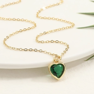 Elegante goldene Halskette mit einem polierten grünen Edelstein-Herzanhänger für Damen