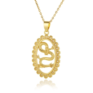 Detalle de collar con colgante de dragón dorado e incrustaciones de cristales brillantes