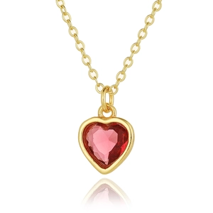 Elegante goldene Halskette mit facettiertem rotem Herz-Edelstein auf weißem Hintergrund