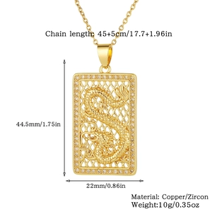 Detalle del colgante dragón dorado rectangular con circonitas y baño de cobre