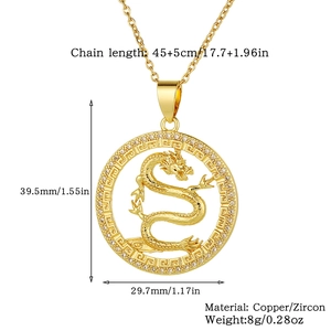 Detalle de collar con colgante de dragón, dimensiones e info de cadena de 45+5cm