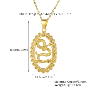 Detalle del colgante de dragón dorado con borde de circón y grabado de metal fino