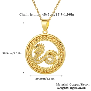 Detalle del colgante de dragón dorado con circonitas y ojo verde en su cadena