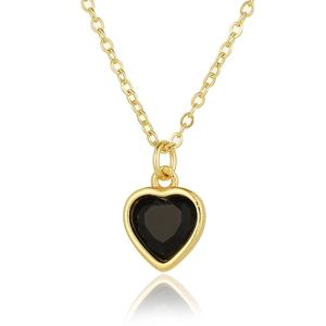 Detail einer goldenen Herz-Halskette mit schwarzem Edelstein und feiner O-Kette