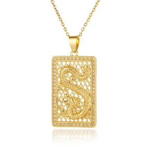 Detalle del colgante de dragón dorado con diseño de malla hueca y borde de circonitas