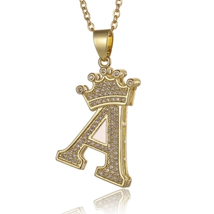 Goldene Halskette mit Kronen Buchstabe A Anhänger und Zirkonia Steinen auf weißem Hintergrund