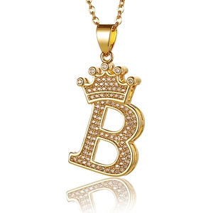 Detailansicht goldener Buchstabe B Anhänger mit Krone und glänzenden Zirkonia Steinen