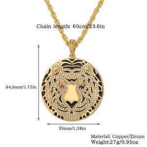Pendentif tête de tigre avec zircons blancs et yeux rouges sur chaîne torsadée dorée
