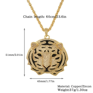 Détail du pendentif tête de tigre avec incrustations de zircon blanc et dimensions 51x45mm