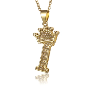 Detailansicht goldener Kronen-Buchstaben-I-Anhänger mit Zirkonia-Besatz an feiner Kette