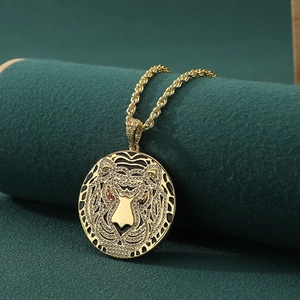 Collier avec pendentif tête de tigre doré, zircons brillants et chaîne torsadée