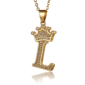 Makroansicht des goldenen Kronen-L-Anhängers mit Mikro-Pave-Zirkonia-Steinen für Damen