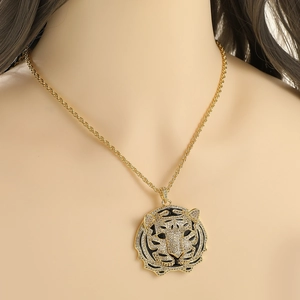 Détail du collier pendentif tête de tigre luxueux avec zircons micro-pavés et chaîne torsadée