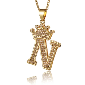 Makroaufnahme Gold-Anhänger Buchstabe N mit Krone und Mikro-Pave-Zirkonia-Kristallen