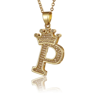 Detail eines goldenen Buchstaben-P-Anhängers mit Krone und weißen Zirkonia-Steinen