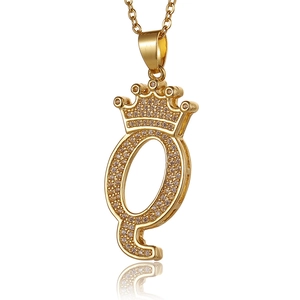 Detailansicht der vergoldeten Kronen-Buchstabe Q Kette mit Zirkonia-Mikropavé