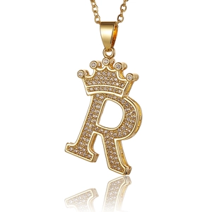 Detail der goldenen Halskette mit R-Anhänger, Krone und Zirkonia-Mikropflasterung