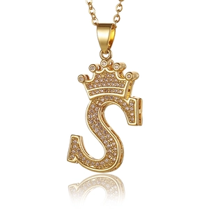 Makroansicht des goldenen S-Buchstaben-Anhängers mit Krone und Mikro-Zirkonia-Besatz