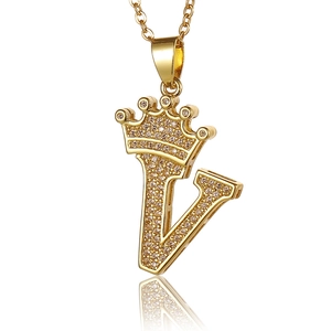 Makroaufnahme des goldener V-Anhänger mit Kronendetail und Mikro-Zirkonia-Kristallen