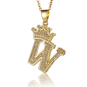 Makro-Detail eines goldenen Kronen-Buchstaben-W-Anhängers mit Zirkonia-Steinen