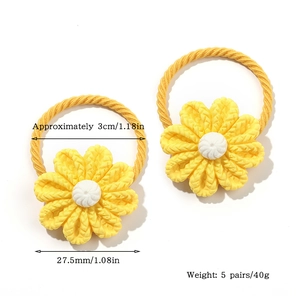 Détail d'élastiques marguerite jaune montrant le diamètre de 3cm et la taille de la fleur