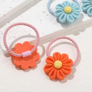 Élastiques à cheveux haute élasticité avec fleurs de marguerite en résine sur podiums
