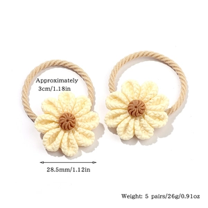Detail showing 3cm elastic hair rope with 28.5mm cream resin flower dimensions
