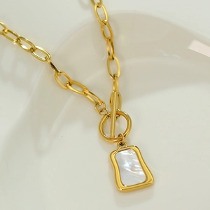Collana con chiusura OT in acciaio al titanio dorato e pendente rettangolare in madreperla